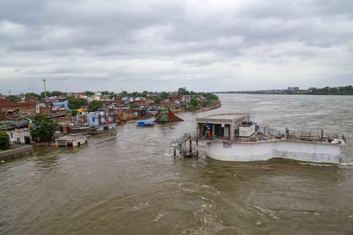 Flood Situation:  বৃষ্টির কারণে কোথাও ফুলেফেঁপে দুই পাড় ভাসিয়েছে নদী। কোথাও আবার হড়পা বানে ভেঙে গিয়েছে রাস্তা, ভেসে গিয়েছে সেতু।