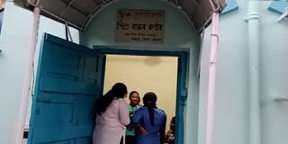 Chinsurah News: টলমল পায়ে হাঁটা, হাত থেকে ঝুলছে শিশু, পথচারীর গতিবিধি দেখে সন্দেহ, চুঁচুড়ায় উদ্ধার পাঁচদিনের শিশুকন্যা