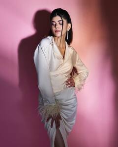 PHOTO: संजना सांघीचा अनोखा अंदाज; फोटो चर्चेत!