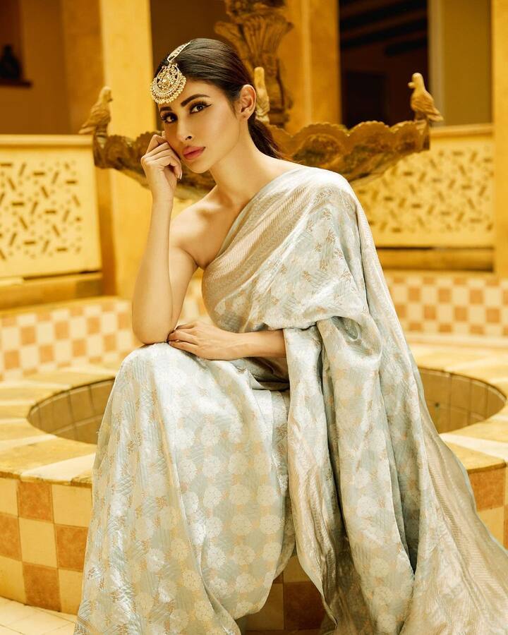 येलो बैकग्राउंड के साथ बैठकर नजाकत भरे अंदाज़ में पोज देतीं मौनी इन तस्वीरों में बला की खूबसूरत लग रही हैं.