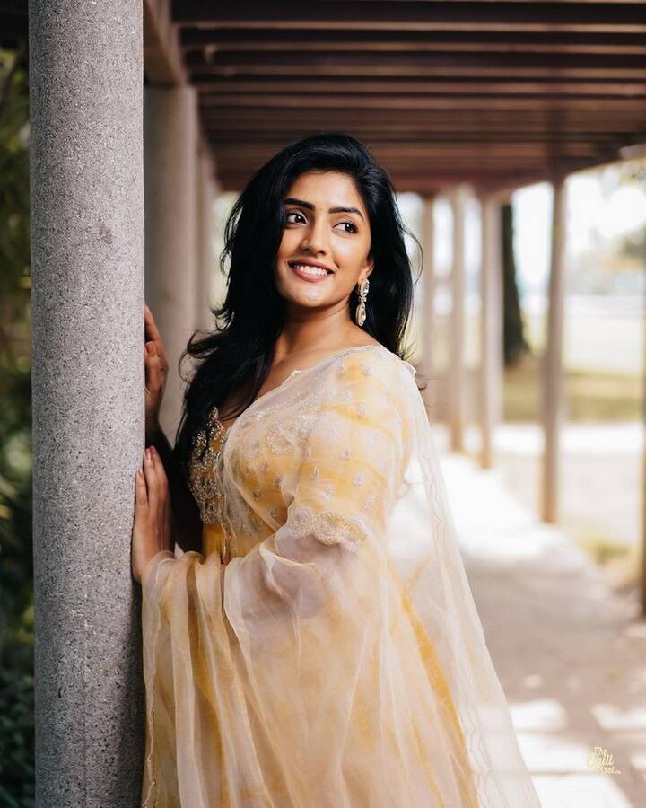 ప్రస్తుతం తెలుగు, తమిళ భాషల్లో సినిమాలు చేస్తుంది. (Courtesy : Eesha Rebba Instagram)