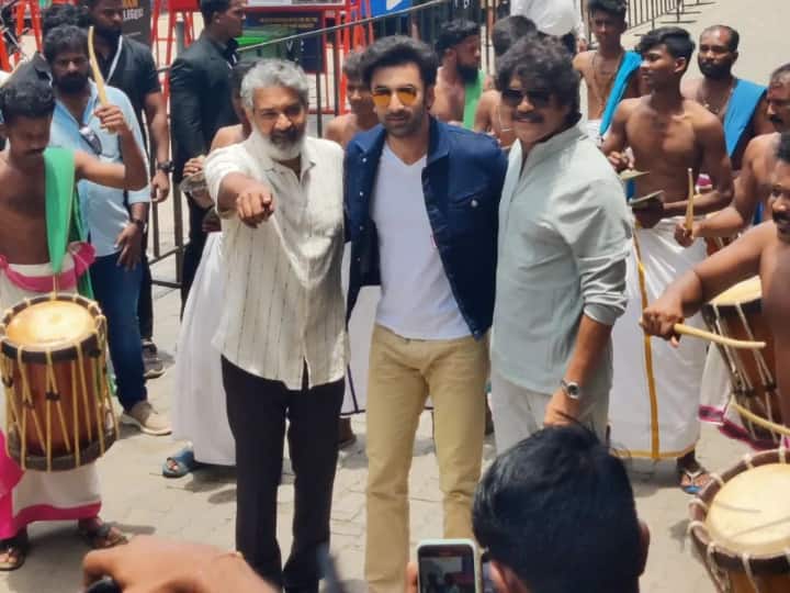 Ranbir Kapoor Touches Nagarjun Feet During Brahmastra Promotion Fans React Shockingly सबके सामने Ranbir Kapoor ने छूए नागार्जुन के पैर तो फैंस ने ऐसे किया रिएक्ट, कमेंट पढ़कर शॉक्ड रह जाएंगे