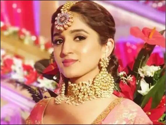 અભિનેત્રી નિધિ શાહ શોમાં કિંજલના પાત્રમાં જોવા મળે છે, તેને બધા પ્રેમથી કિંજુ બેબી કહે છે. કિંજલે દમદાર પરફોર્મન્સ આપ્યું છે, નિધિ શાહ અનુપમા શોમાં પ્રતિ એપિસોડ 32,000 ચાર્જ કરે છે. અહેવાલો અનુસાર, નેટવર્થ 7-10 કરોડ રૂપિયા છે.