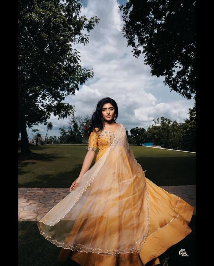 ట్రెడిషనల్ గెటప్ లో ఆకట్టుకుంటుంది ఈషా. (Courtesy : Eesha Rebba Instagram)