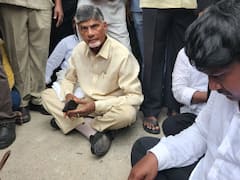 In Pics: రోడ్డుపై కూర్చొని చంద్రబాబు నిరసన - కుప్పంలో రచ్చరచ్చ, అన్నా క్యాంటిన్ ధ్వంసం