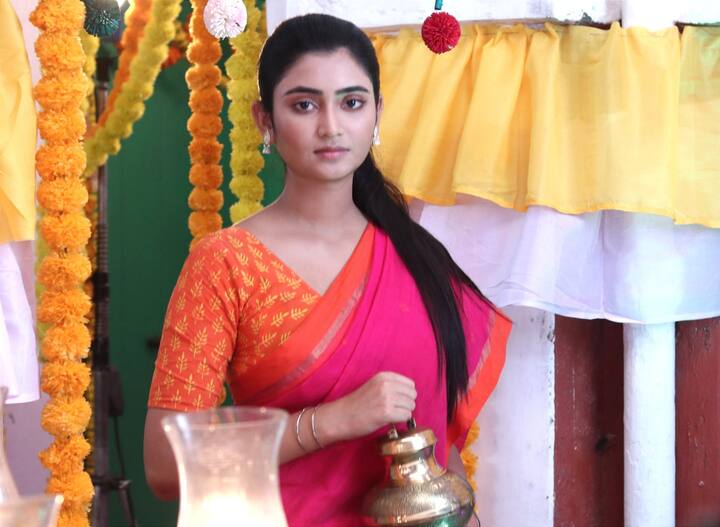 ধারাবাহিকের প্রেক্ষাপট কিছুটা এমন.. আর পাঁচটা মেয়ের মতোই খুব সাদামাটা একটা মেয়ে এই জগদ্ধাত্রী। সৎ মা, সৎ বোন আর ঠাকুমাকে নিয়েই তার সংসার। কিন্তু সেখানেও জগদ্ধাত্রী ভীষণ একা।