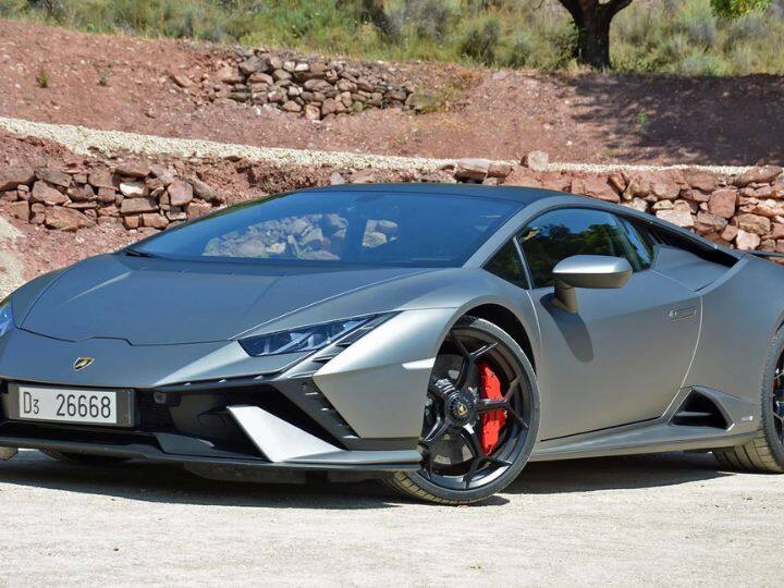 हे इंजिन 7-स्पीड ड्युअल-क्लच ऑटोमॅटिक गिअरबॉक्सशी जोडलेले आहे. कंपनीचा दावा आहे की, ही कार 3.2 सेकंदात 0 ते 100 किमी प्रतितास आणि 9.1 सेकंदात 200 किमी प्रतितास वेग मिळवू शकते. तसेच या कारचा कमाल वेग ताशी 325 किमी सांगितला जात आहे.