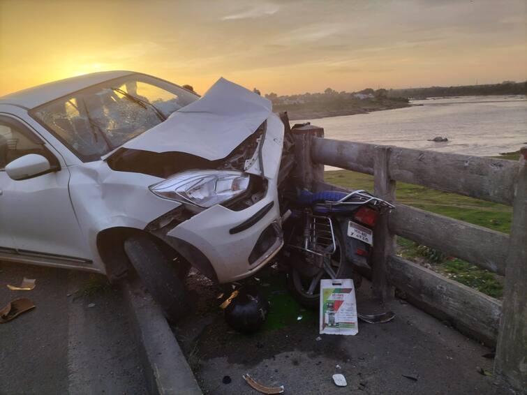 Two wheeler hit by car on Mathani  Mauda bridge One woman died four seriously injured Accident in Nagpur : माथनी-मौदा पुलावर दुचाकीला कारची धडक; एका महिलेचा मृत्यू, चौघे गंभीर जखमी