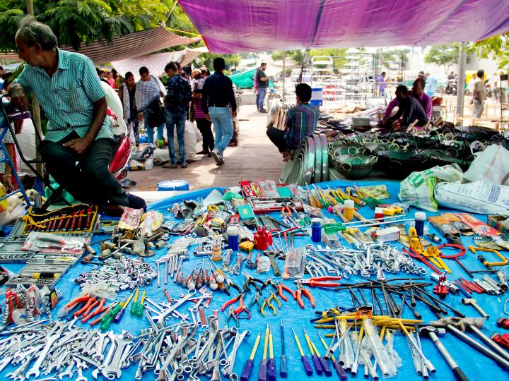 यहां आपको कपड़े, बर्तन, किताबें, स्टेशनरी, प्राचीन वस्तुएं, व्यायाम का सामान जैसे की डम्बल, बाइक, सब्जियां, फल और हर वो सामान जो आपके जरुरत की होगी वो यहां जरूर मिलेगी. आप इन सामानों को काफी कम कीमत पर खरीद सकते हैं.