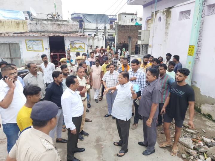 बारां जिले के अंता से विधायक और खनन मंत्री प्रमोद जैन भाया भी बारां और झालावाड़ जिले में सीएम गहलोत के साथ दौरे पर साथ रहेंगे. भारी बारिश से जिलों में बाढ़ की स्थिति बनी हुई है. हाड़ौती जिसमें कोटा, बूंदी, बारां और झालावाड़ में भारी बारिश ने कहर बरपाया है. कोटा संभाग में भारी बारिश और नदियों के उफान से बाढ़ जैसी स्थिति बनी हुई है. जिससे लोगों को काफी नुकसान हुआ है. कई लोग बेघर हो गए हैं. चंबल, कालीसिंध, पार्वती और परवन नदियों के उफान होने के चलते कई गांव टापू बन गए हैं. नदियों में आने वाले भारी पानी के बहाव से इन गांवों के कच्चे और पक्के घर भी बह गए हैं, साथ ही इन बारिश में कच्चे और पक्के मकान भी गिर गए हैं, लोग बेघर हो गए हैं.