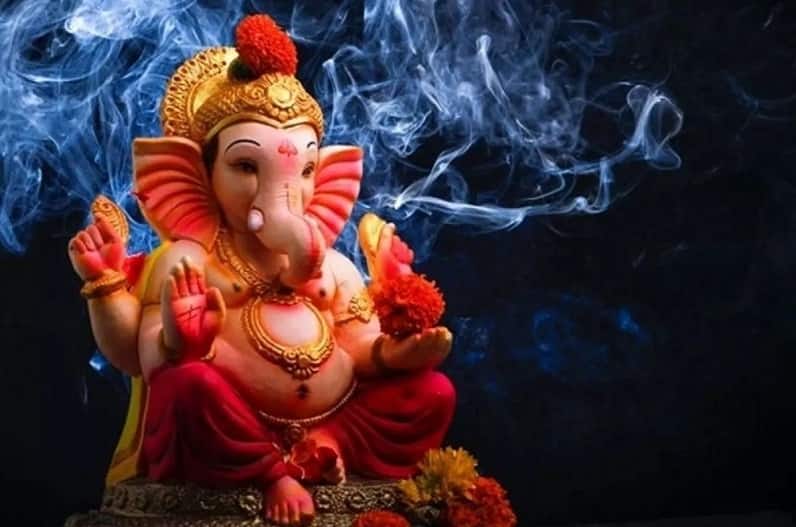 Ganesh Chaturthi 2022 : गणेश चतुर्थीला 'या' पद्धतीने करा प्रतिष्ठापना, घरी येईल रिद्धी सिद्धी ganesh chaturthi 2022 know the-date-and-puja-vidhi-of-ganesh-sthapna-in-hindi Ganesh Chaturthi 2022 : गणेश चतुर्थीला 'या' पद्धतीने करा प्रतिष्ठापना, घरी येईल रिद्धी सिद्धी