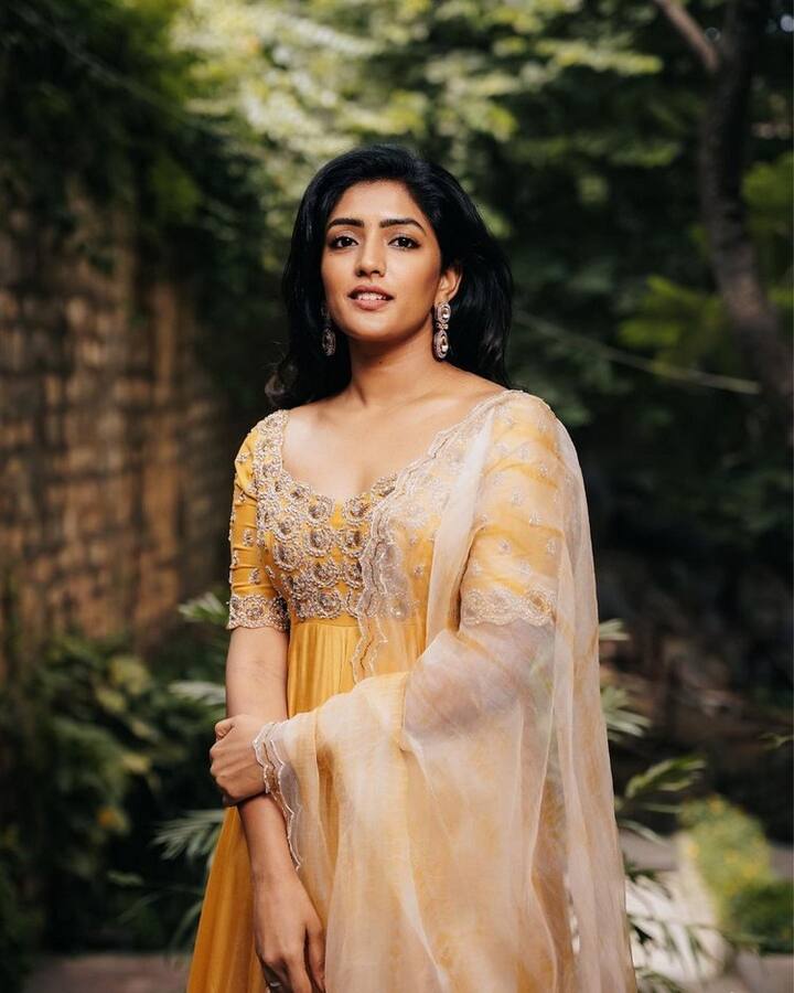ఎప్పటికప్పుడు ఫోటోషూట్ లో పాల్గొంటూ వాటిని అభిమానులతో పంచుకుంటుంది. (Courtesy : Eesha Rebba Instagram)