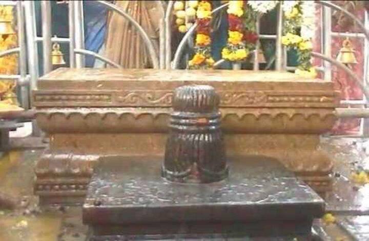 मुनियांदी स्वामी मंदिर, तमिलनाडु - मदुरै में वडक्कमपट्टी जैसे छोटे से गांव में मौजूद मुनियांदी स्वामी मंदिर भगवान भोलेनाथ को समर्पित है. हर साल यहां तीन दिनों का एक उत्सव मनाया जाता है. इस उत्सव में चिकन और मटन बिरयानी का प्रसाद तैयार किया जाता है.