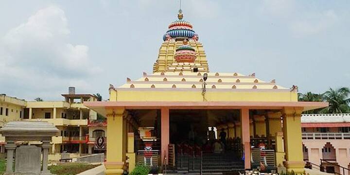 विमला मंदिर, ओडिशा - पुरी में मौजूद मशहूर जगन्नाथ मंदिर परिसर के अंदर रोहिणी कुंड के पास ही विमला मंदिर मौजूद है. विमला को मंदिर परिसर की संरक्षक के तौर पर मान्यता है और भक्त इनकी पजा करते हैं. भगवान जगन्नाथ को प्रसाद तभी चढ़ाया जाता है जब विमला देवी को भोग लगा दिया जाता है. विशेष दिनों में विमला मंदिर में मांस और मछली का भोग लगाया जाता है.