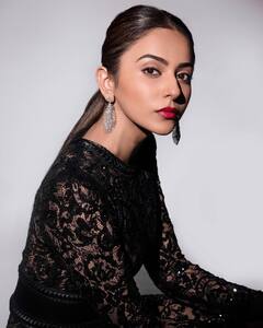 Rakul Preet Singh Pics: ब्लैक कलर के जालीदार कपड़ों में रकुल प्रीत सिंह ने दिए बेहद ग्लैमरस पोज़, अदाएं देख उड़ सकते हैं फैन्स के होश !