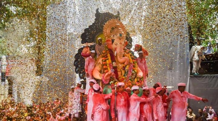 Ganesh Chaturthi 2022: देश में त्योहारों का मौसम शुरू हो चुका है. त्योहारों के इस सीजन में सबसे खास त्योहारों में शुमार गणेश चतुर्थी (Ganesh Chaturthi 2022) को लेकर भक्तों का ना सिर्फ उत्साह पहले से ही देखा जा रहा है बल्कि गणपति के स्वागत की तैयारियां भी बड़े जोरशोर से की जा रही हैं. 31 अगस्त को गणेश चतुर्थी का त्योहार मनाया जायेगा. 10 दिनों तक उत्सव के माहौल के बाद अनंत चतुर्दशी पर गणपति बप्पा को विदाई दी जाएगी. इस मौके पर आज आपको बताएंगे देश के सबसे प्रसिद्ध और खास गणेश मंदिरों के बारे में ताकि आप वहां दर्शनों का लाभ ले सकें.