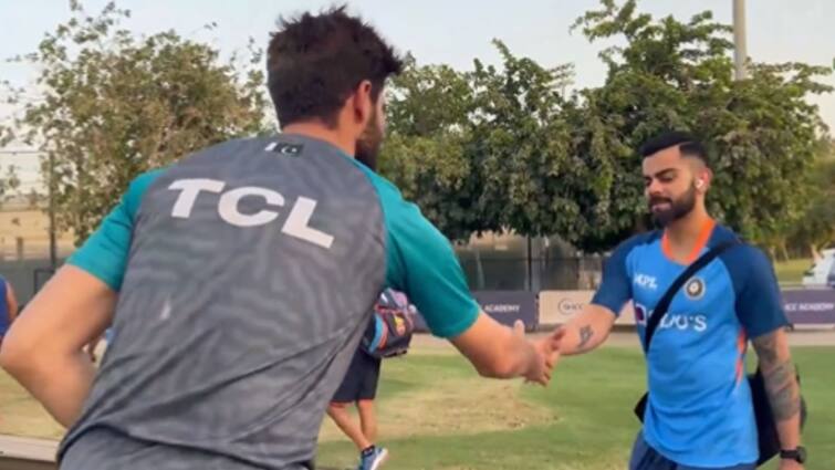 Virat Kohli Chat with Shaheen Afridi Here is what Pakistan pacer told Kohli IND vs PAK Asia Cup 2022 Clash- Watch Video Virat Kohli-Shaheen Afridi: অনুশীলনের ফাঁকে শাহিন ও বিরাটের সৌজন্য় সাক্ষাৎ, কী কথা বললেন দু'জনে?