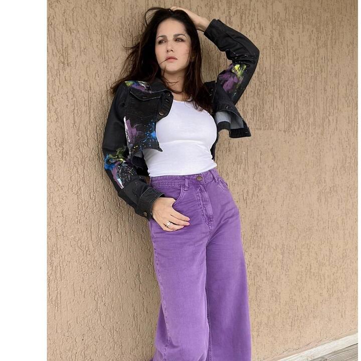 सनी लियोनी (Sunny Leone) के इंस्टाग्राम पर 53.4 मिलियन फॉलोअर्स हैं. फैंस भी सनी के पोस्ट का बेसब्री से इंतजार करते हैं.