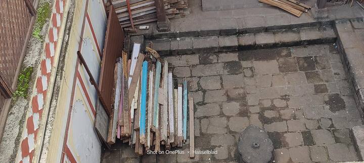 लाखो कागद पत्रे इकडे आहेत त्यामुळे ही वास्तू अजून धोकादायक झाली आहे.