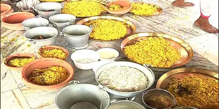 রীতি মেনে দুপুরের ভোগে মাকে দেওয়া হয় শোল মাছ পোড়া। মধ্যাহ্ন ভোগ।