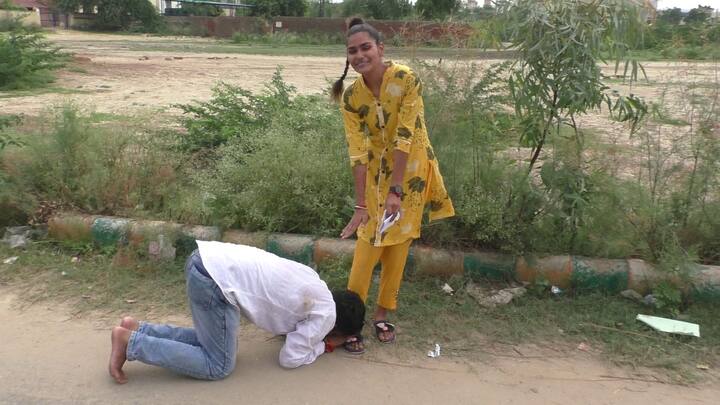 राजस्थान के भरतपुर में छात्रसंघ के चुनाव का अजब नजारा देखने को मिल रहा है. प्रत्याशी मतदाताओं के पैरों में दंडवत कर मनुहार करते नजर आए. छात्रसंघ के प्रत्याशी सभी छात्र-छात्राओं के पैर पकड़ के दंडवत कर अपने पक्ष में वोट देने की मनुहार की और लड़कियों के पैर पकड़कर वोट देने का वादा करने पर ही उनको छोड़ा.