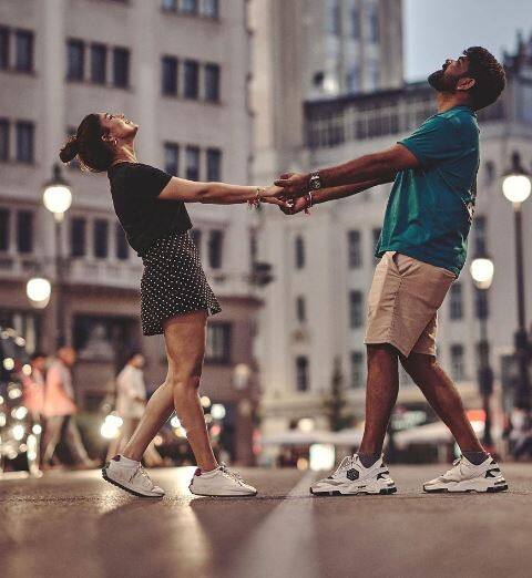 अपनी फेयरीटेल वेडिंग और थाईलैंड में हनीमून से सुर्खियां बटोरने के बाद, पावर कपल स्पेन में एक और रोमांटिक हॉलिडे बिता रहा है.