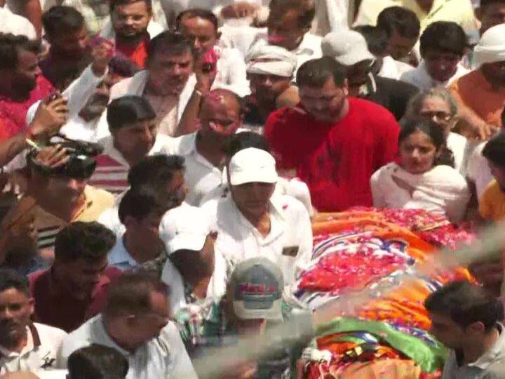 Sonali Phogat Cremation: BJP Leader Sonali Phogat cremated, daughter lit the fire Sonali Phogat Cremation: पंचतत्व में विलीन हुआ सोनाली फोगाट का पार्थिव शरीर, बेटी ने नम आंखों से दी मुखाग्नि
