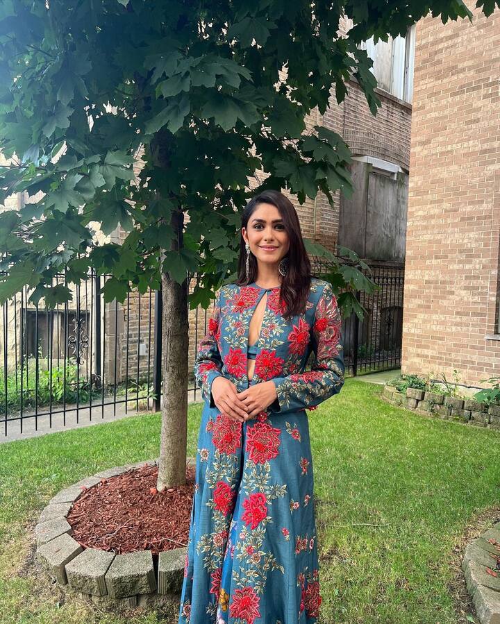 यादरम्यान मृणालने तिचे केस मोकळे ठेवले आहेत. या लूकमध्ये अभिनेत्रीने आपल्या साधेपणाने सर्वांना वेड लावले आहे. काही तासांतच त्याच्या फोटोंवर लाखो लाईक्स आले आहेत.(फोटो सौजन्य :mrunalthakur/इंस्टाग्राम)