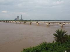 हमीरपुर में बाढ़ से मचा हाहाकार, कहीं लोग नाव में सवार तो कहीं रसोई गैस का गोदाम डूबा, 64 गांव हुए प्रभावित