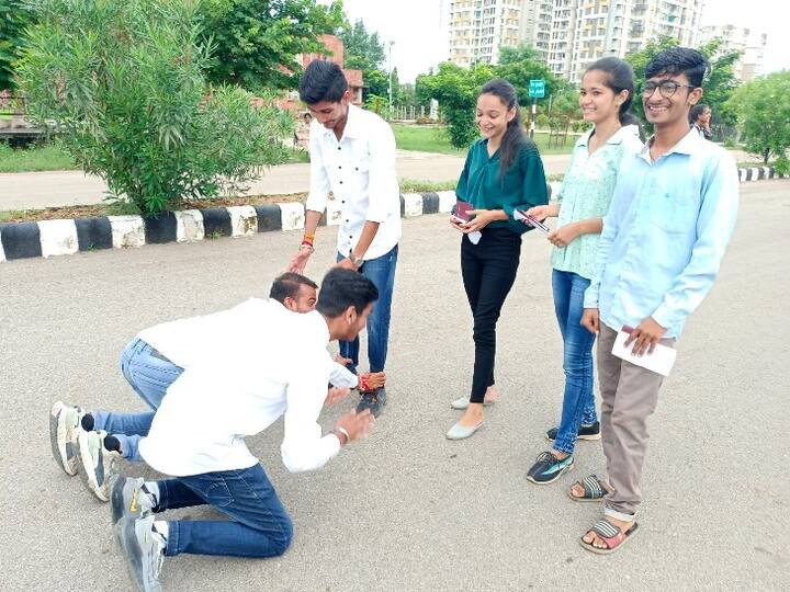 कोटा के सभी कॉलेजों में मतदान शुरू हो चुका है, ऐसे में वोटर्स अपने मताधिकार का प्रयोग करने आ रहे हैं, और उन्हें रिझाने के लिए प्रत्याशी हर जतन कर रहे हैं. शुरूआती समय में वोटर्स स्टूडेंट की संख्या कम रही लेकिन धीरे धीरे संख्या बढती जा रही हैं. कॉलेज कैंपस के बाहर प्रत्याशी अपने पक्ष में वोटिंग की अपील करते रहे. लेकिन उसके बाद जैसे-जैसे समय बढ़ा वोटर की संख्या भी बढ़ने लगी.