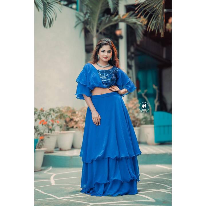 'గుప్పెడంత మనసు' సీరియల్ లో ఎట్టకేలకు సాక్షి తనంతట తానుగా పెళ్లి క్యాన్సిల్ చేసుకుని వెళ్లిపోవడంతో వసుధారకు లైన్ క్లియరైంది. కాలేజీ ఫేర్ వెల్ పూర్తైన వెంటనే తన ప్రేమను చెప్పేసి..రిషి నుంచి గ్రీన్ సిగ్నల్ అందుకుంది. ఈ సీరియల్ లో వసుధారగా నటిస్తోన్న రక్షాగౌడ తాజాగా షేర్ చేసిన ఫొటోస్ ఇవి..