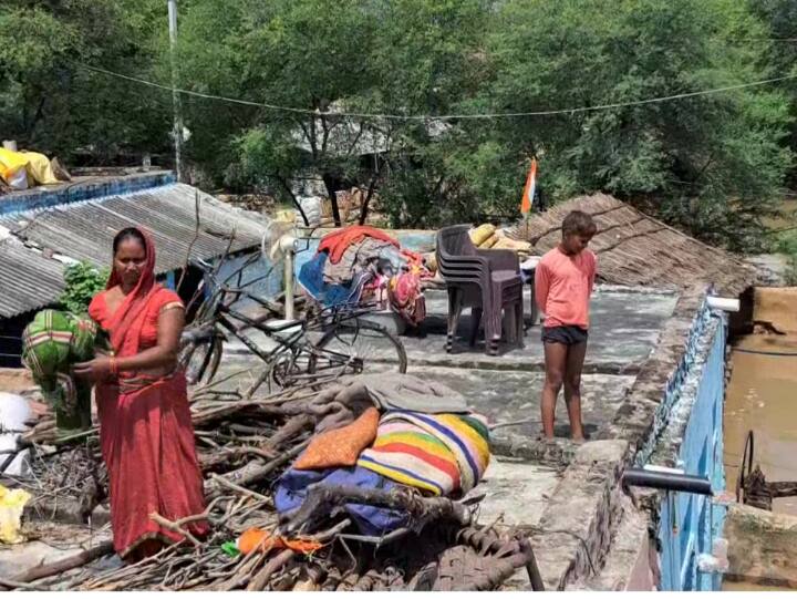 राजस्थान में लगातार बारिश के कारण नदियों में जलस्तर बढ़ने से कोटा संभाग के कई इलाकों में बाढ़ जैसे हालात हो गए हैं जबकि झालावाड़ और धौलपुर जिले में बचाव कार्यों के लिए सेना को बुलाया गया है. 80 बाढ़ प्रभावित गांवों में सेना ने बचाव अभियान चलाया है.