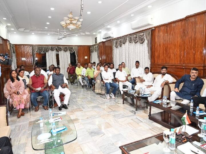 Jharkhand Politics: UPA विधायकों ने हेमंत सोरेन के साथ जताई एकजुटता, कहा- हम हर हाल में इंटैक्ट हैं Jharkhand Political Crisis UPA MLAs express solidarity with Hemant Soren, know in details Jharkhand Politics: UPA विधायकों ने हेमंत सोरेन के साथ जताई एकजुटता, कहा- हम हर हाल में इंटैक्ट हैं