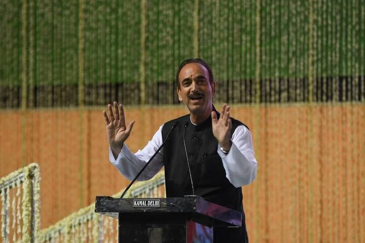 জল্পনা ছিলই। শেষ পর্যন্ত কংগ্রেস ছাড়লেন বর্ষীয়ান কংগ্রেস নেতা গুলাম নবি আজাদ। শুক্রবার সনিয়া গাঁধীকে চিঠি দিয়ে কংগ্রেস ত্যাগ করেছেন গুলাম নবি আজাদ। রাহুল গাঁধীর বিরুদ্ধে একাধিক অভিযোগ করেছেন তিনি। তাঁর আগেই বিভিন্ন সময় বিভিন্ন নেতা দল ছেড়েছেন। ছবি: পিটিআই/গেটি