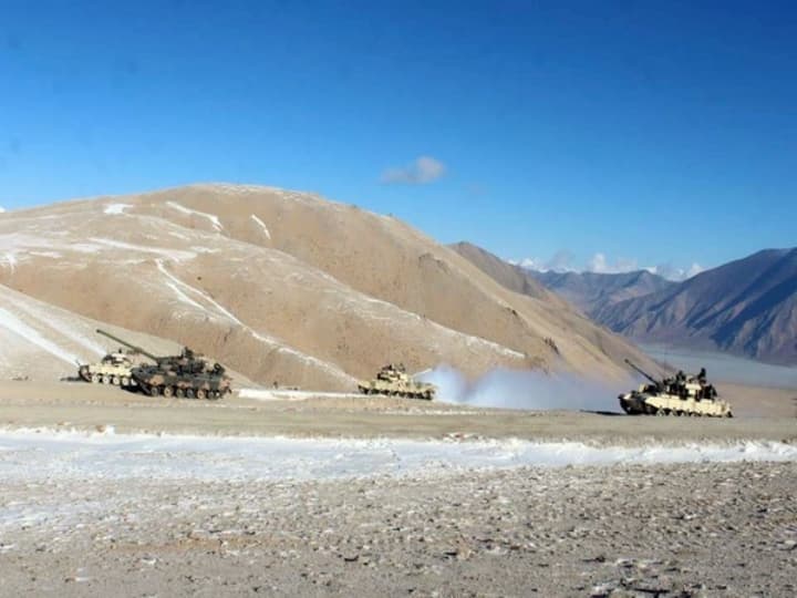 mountain warfare along China border Indian Army looking at developing Zorawar light tanks ANN Zorawar Light Tanks: लाइटवेट टैंक तैयार करेगी भारतीय सेना, चीन से तनातनी के बीच शुरू होगा प्रोजेक्ट 'जोरावर'
