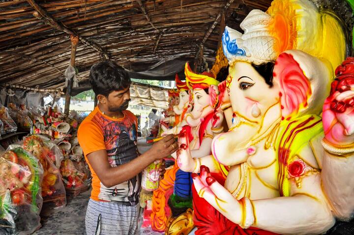 যাঁরা এই দিকে মনোযোগ দেন না এবং ভুল মূর্তি নিয়ে বাড়িতে আসেন, তাঁরা গণেশের আশীর্বাদ পান না বলেই বিশ্বাস করা হয়। ছবি: পিটিআই