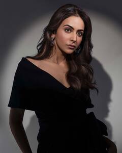 PHOTO: ‘ब्युटी आयकॉन’ रकुलचा काळ्या ड्रेसमधला हॉट लूक; पाहा फोटो!