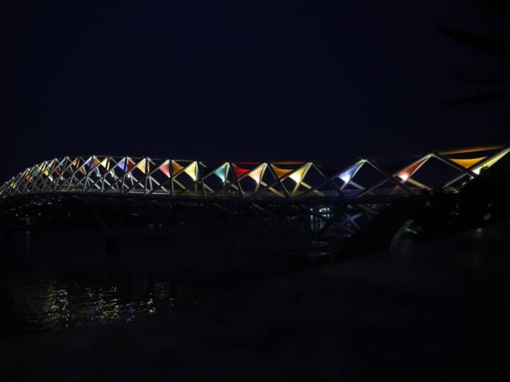 आकर्षक डिजाइन और एलईडी लाइटिंग वाला ये पुल बीच में लगभग 300 मीटर लंबा और 14 मीटर चौड़ा है और रिवरफ्रंट के पश्चिमी छोर पर फूलों के बगीचे और पूर्वी पर आने वाले कला और संस्कृति केंद्र को जोड़ता है.