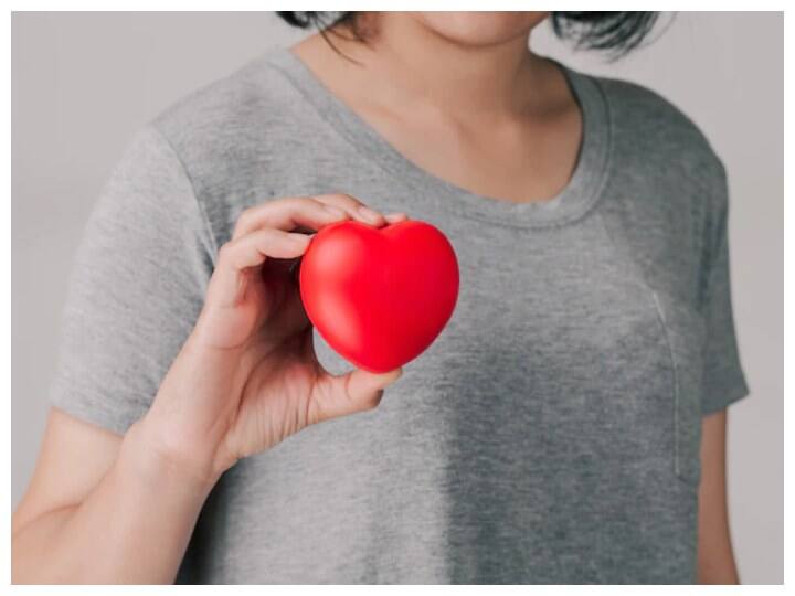 आप चाहें तो अपनी लाइफस्टसइल में किए गए कुछ बदलावों और तरीकों को फॉलो कर के कोलेस्ट्रॉल लेवल को कंट्रोल में ला सकते हैं. आइए जानें कैसे.