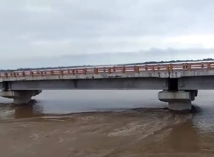 Banda News: यमुना का रौद्र रूप, खतरे के निशान को पार कर घरों में घुसा पानी, हजारों बीघा फसल जलमग्न up news banada flood, Yamuna crossed danger mark, thousands of bighas of crops submerged ann Banda News: यमुना का रौद्र रूप, खतरे के निशान को पार कर घरों में घुसा पानी, हजारों बीघा फसल जलमग्न