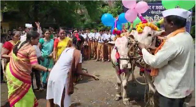 सोशल मीडियाच्या गाळात अडकत चाललेल्या आताच्या पिढीला या सणाचं महत्त्व पटवून देण्यासाठी विद्यार्थी आणि शिक्षकांनी बैलपोळा साजरा केला