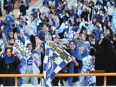 Iran : 40 वर्षांपूर्वीची बंदी हटवल्यानंतर महिलांनी पाहिला फुटबॉल सामना; इराणी सरकारचा ऐतिहासिक निर्णय