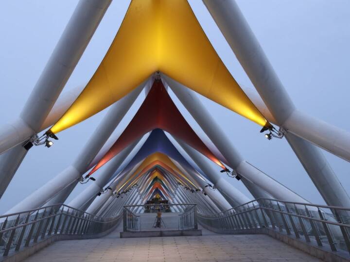 प्रधानमंत्री नरेंद्र मोदी 27 अगस्त से शुरू हो रहे अपने दो दिवसीय गुजरात दौरे के दौरान कल अहमदाबाद में साबरमती रिवरफ्रंट फुटओवर ब्रिज 'अटल ब्रिज' का उद्घाटन करेंगे, जो रिवरफ्रंट के पूर्व और पश्चिम को जोड़ता है.