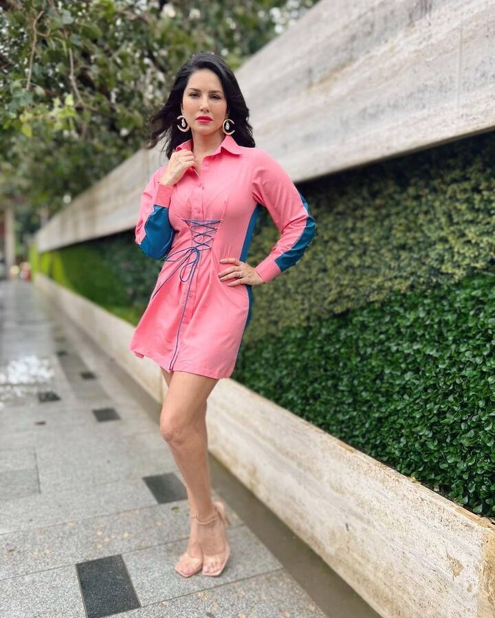 पिंक शॉर्ट ड्रेस में सनी लियोनी ने अपनी लेटेस्ट फोटोज शेयर की हैं. इन तस्वीरों में वो बेहद ग्लैमरस लग रही हैं.