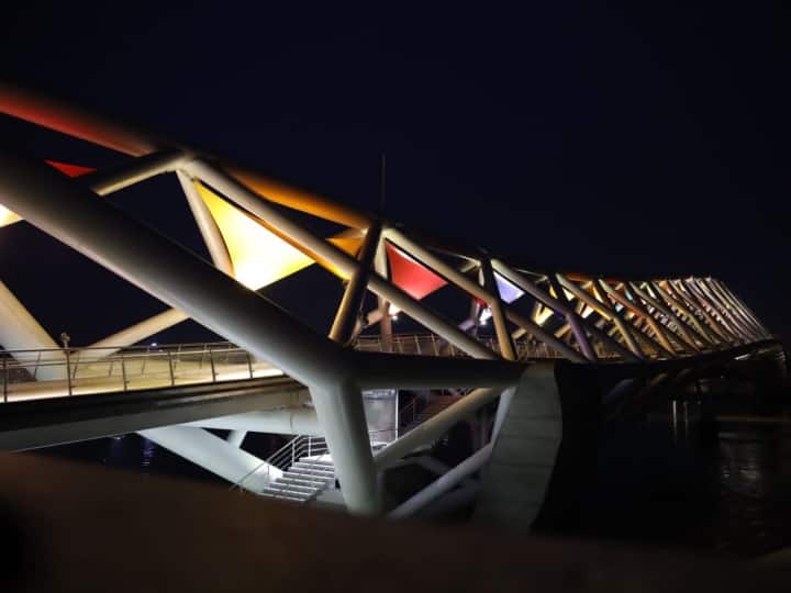 जबकि छत रंगीन कपड़े से बनी है और रेलिंग कांच और स्टेनलेस स्टील से बनाई गई है. वहीं, पीएम मोदी (PM Modi) ने अटल ब्रिज की तस्वीर को शेयर किया हैं.