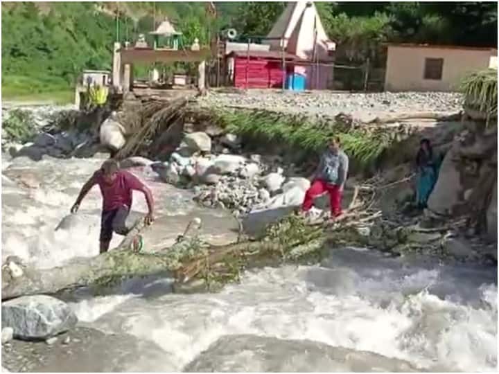 rudraprayag villagers are using tree branch to cross river as heavy rain washed away bridge ann Rudraprayag: रुद्रप्रयाग में भारी बारिश के चलते पुल ध्वस्त, टूटे पेड़ के सहारे हिलाऊं नदी को पार कर रहे ग्रामीण