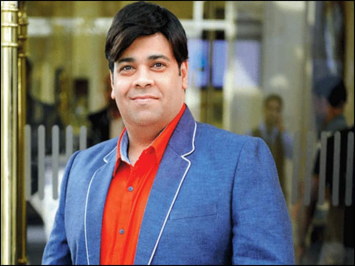 कपिल शर्मा के शो में इस बार भी कॉमेडियन और एक्टर कीकू शारदा (Kiku Sharda) नजर आएंगे. कीकू इस बार गुड़िया का किरदार निभाते दिखेंगे. शो में वह लड़की के गैटअप में कमाल लग रहे हैं. कीकू पिछले कई सालों से कपिल के शो से लगातार जुड़े हुए हैं. कपिल शर्मा शो में कीकू का निभाया किरदार बच्चा सिंह लोगों को काफी पसंद आया था.