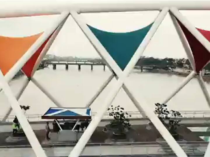 यह पुल सरदार ब्रिज और एलिस ब्रिज के बीच स्थित है. इसे मुंबई में स्थित STUP कंसल्टेंट्स लिमिटेड द्वारा डिजाइन किया गया है और P&R इंफ्राप्रोजेक्ट्स लिमिटेड द्वारा बनाया गया है. अटल ब्रिज का डिजाइन शहर में आयोजित पतंग उत्सव से प्रेरित है. आप इसके रंगों को ब्रिज के चारों तरफ देख सकते हैं.