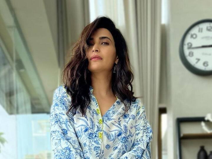 ज्यामध्ये अभिनेत्री काही खोल विचारात मग्न झालेली दिसते. (फोटो सौजन्य :karishmaktanna/इंस्टाग्राम)