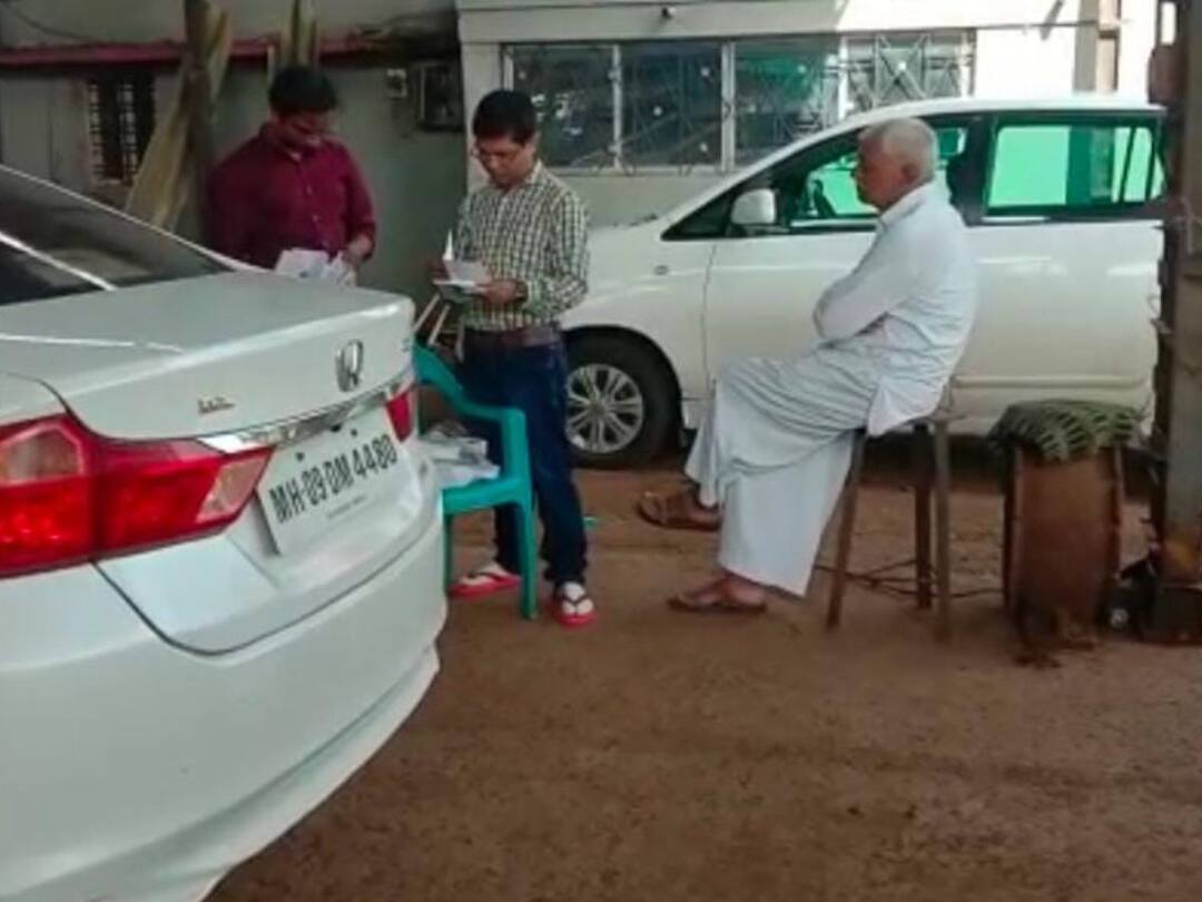 Income Tax Department raids in Shirol tehsil thorough investigation on sugar factory partnership IT Raids In Kolhapur : आयकर विभागाकडून शिरोळ तालुक्यात छापेमारी, साखर कारखान्याच्या भागीदारीवरून कसून चौकशी!